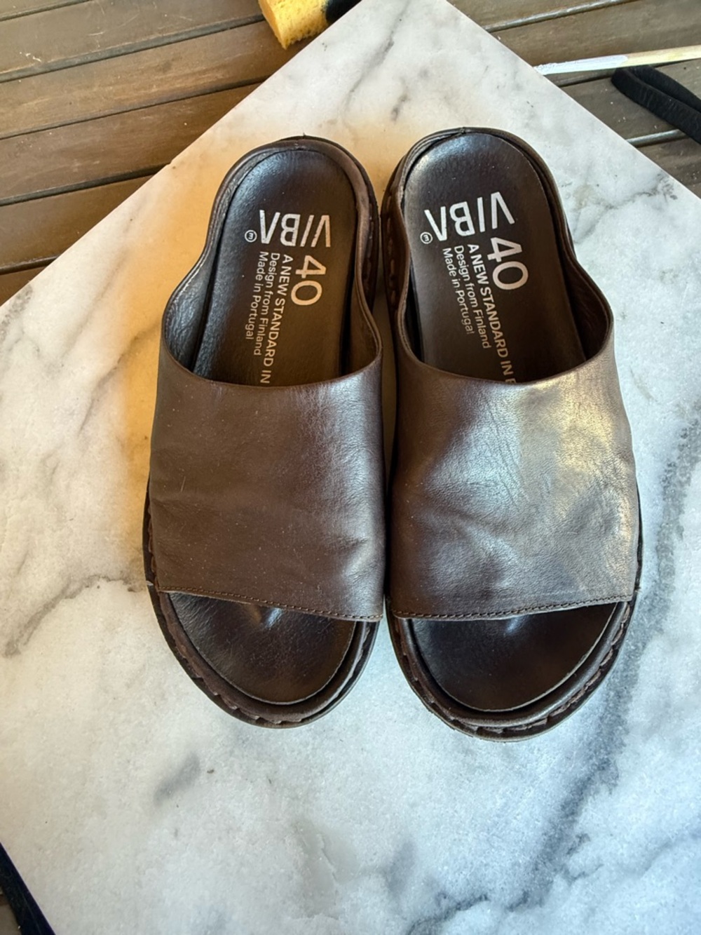 VIBÁ Brown Leather Slide Sandals - Women